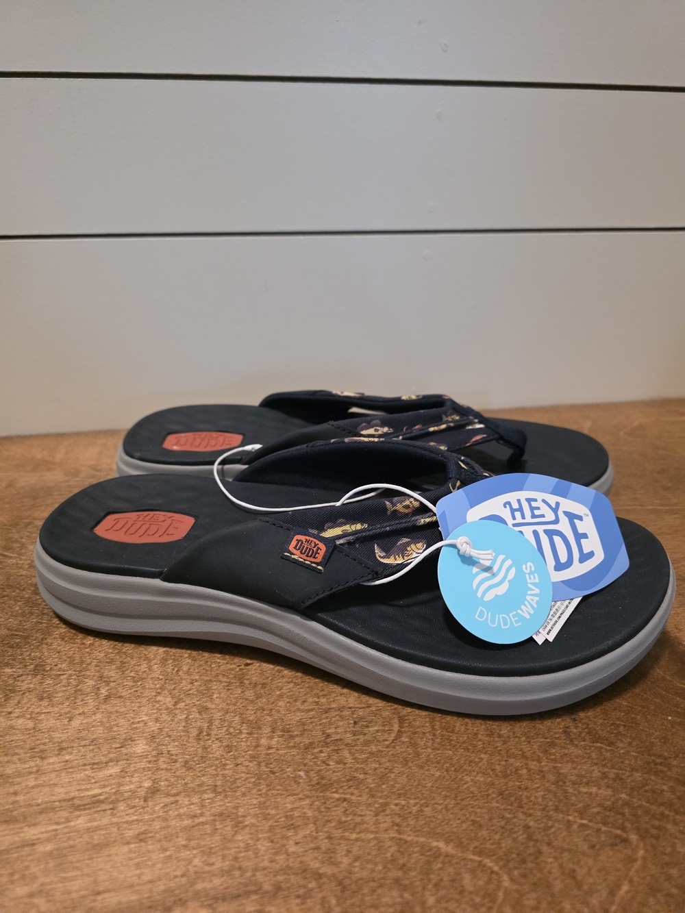 HEYDUDE Finn Flip Cast Mens Sandals Size 10 Navy Blue Fish Print Flip Flops